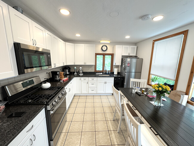 126 Jefferson Ave, Unit 2 in Everett, MA - Building Photo - Building Photo