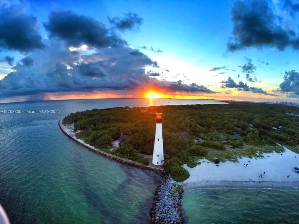 325 Fernwood Rd in Key Biscayne, FL - Foto de edificio