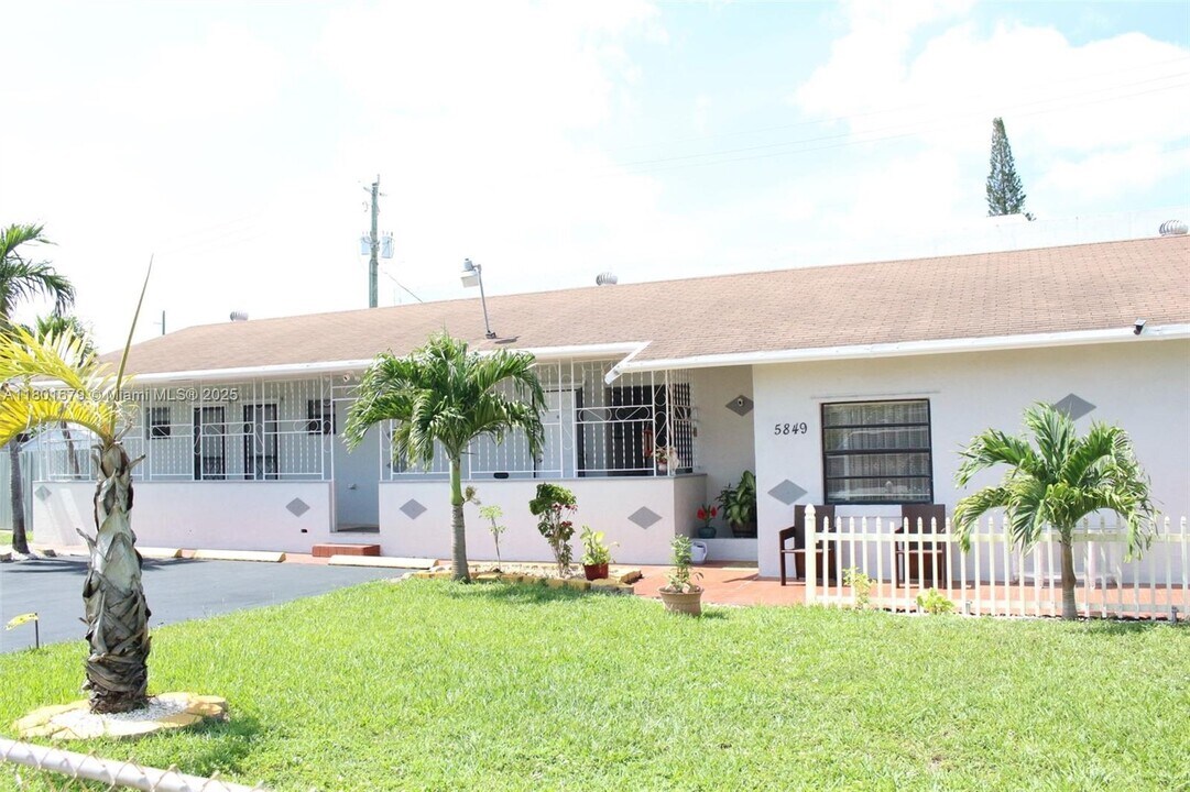 5849 Wiley St in Hollywood, FL - Building Photo