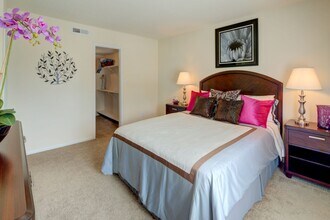 Chapel Lake Apartments in Virginia Beach, VA - Foto de edificio - Building Photo