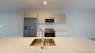 2555 NE 193rd St-Unit -2221 in Miami, FL - Building Photo - Building Photo