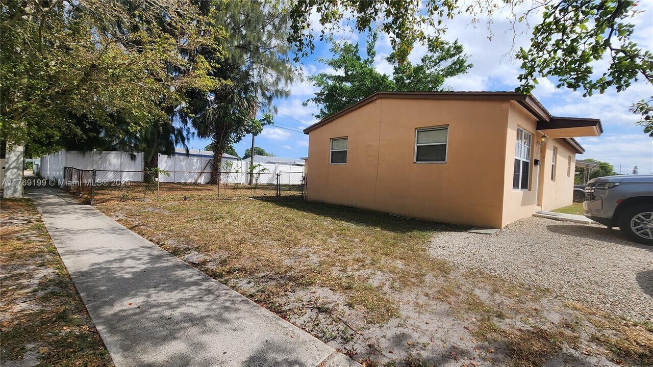 841 N 69th Terrace in Hollywood, FL - Building Photo