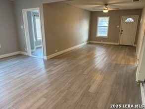 1345 W Hollywood Ave in San Antonio, TX - Building Photo - Building Photo