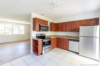 526 NE 69th St-Unit -1 in Miami, FL - Building Photo - Building Photo