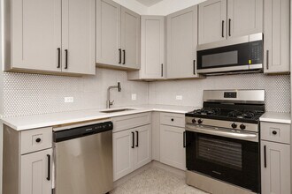 2346 W Thomas St in Chicago, IL - Building Photo - Building Photo
