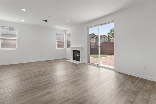 8537 Thunderbird Dr in Los Angeles, CA - Building Photo - Building Photo