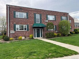 1084 Fenwood Dr in Valley Stream, NY - Building Photo