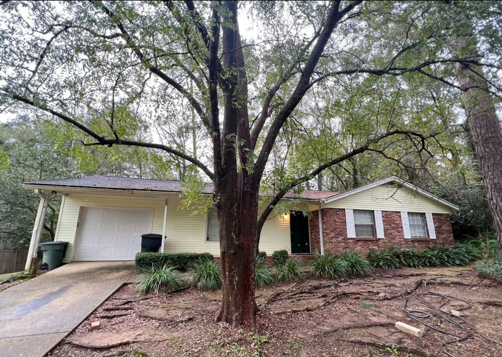 1827 Devra Dr in Tallahassee, FL - Foto de edificio