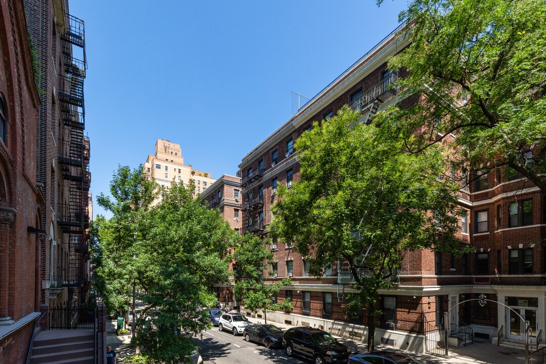 135 W 16th St in New York, NY - Building Photo