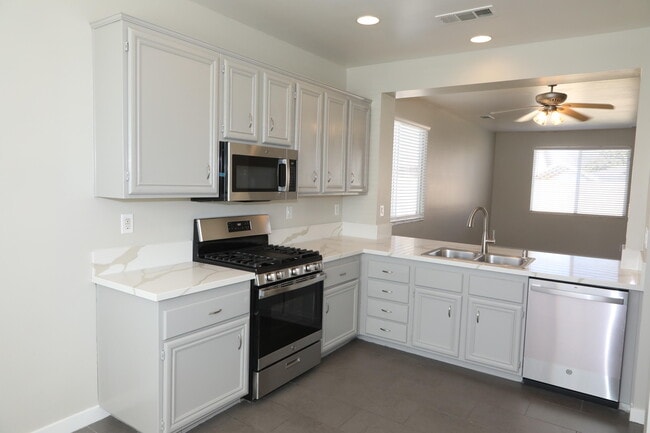 1559 Ave H4 in Lancaster, CA - Building Photo - Building Photo