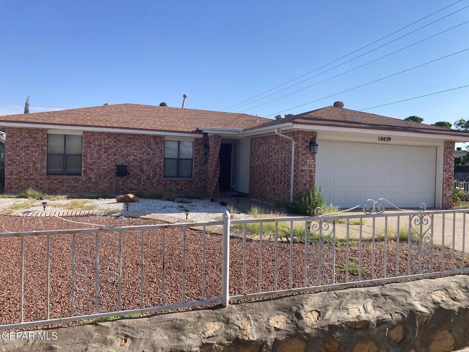 10429 Birthstone Dr in El Paso, TX - Foto de edificio