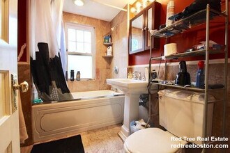 24 Burton St, Unit 3 in Boston, MA - Foto de edificio - Building Photo