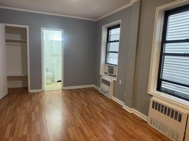 30-98 Crescent St-Unit -2A in Queens, NY - Building Photo - Building Photo