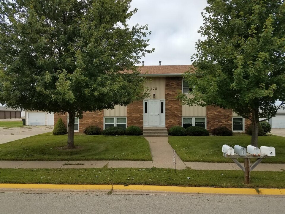 775 Dilenbeck Dr, Unit #3 in Geneseo, IL - Foto de edificio