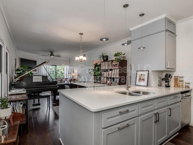 property at 224 N Poplar St