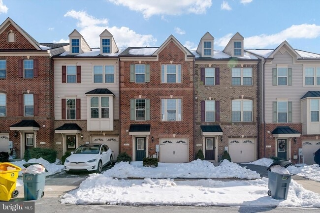 7627 Hamilton Xing in Severn, MD - Foto de edificio - Building Photo