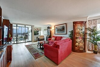 4821 S Landings Dr in Ft. Myers, FL - Foto de edificio - Building Photo