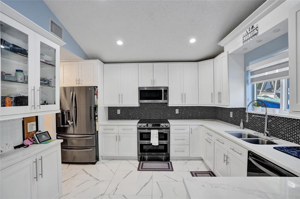 8200 NW 52nd Ct in Lauderhill, FL - Building Photo