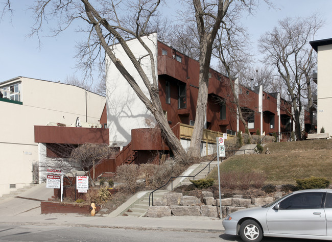 2366 Queen St E in Toronto, ON - Building Photo - Primary Photo