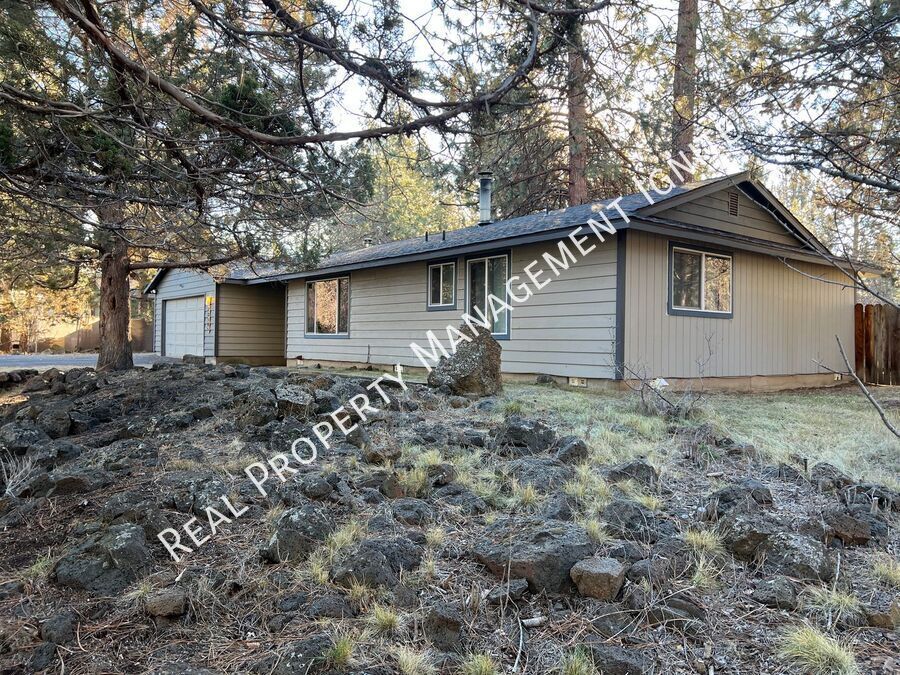 20585 Woodside Ct in Bend, OR - Building Photo