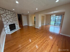 1302 Edison Glen Terrace in Edison, NJ - Foto de edificio - Building Photo