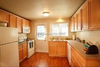 1425 W 8th Ave in Eugene, OR - Building Photo - Building Photo