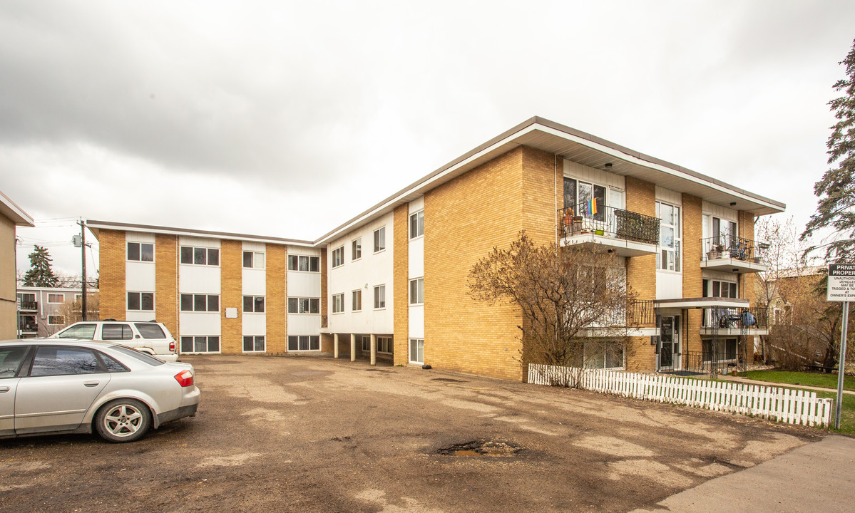 Wood Manor in Edmonton, AB - Building Photo