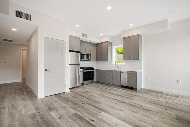 3308 Mentone Ave in Los Angeles, CA - Building Photo - Building Photo