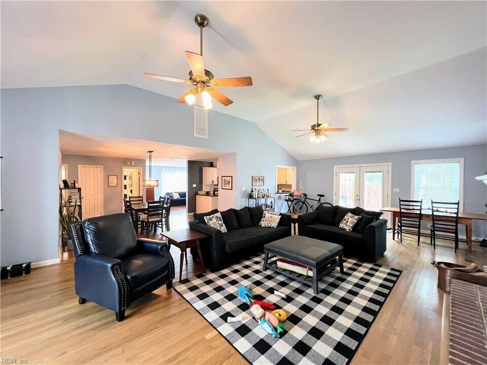 8005 Walters Dr in Norfolk, VA - Building Photo