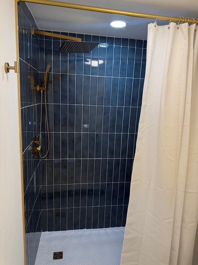 8200 E Jefferson Ave, Unit 1703 in Detroit, MI - Foto de edificio - Building Photo