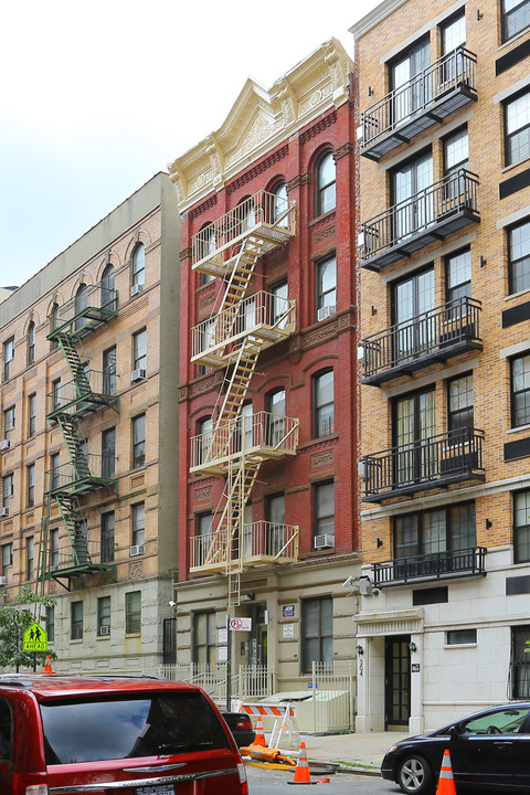 302 W 114th St in New York, NY - Building Photo