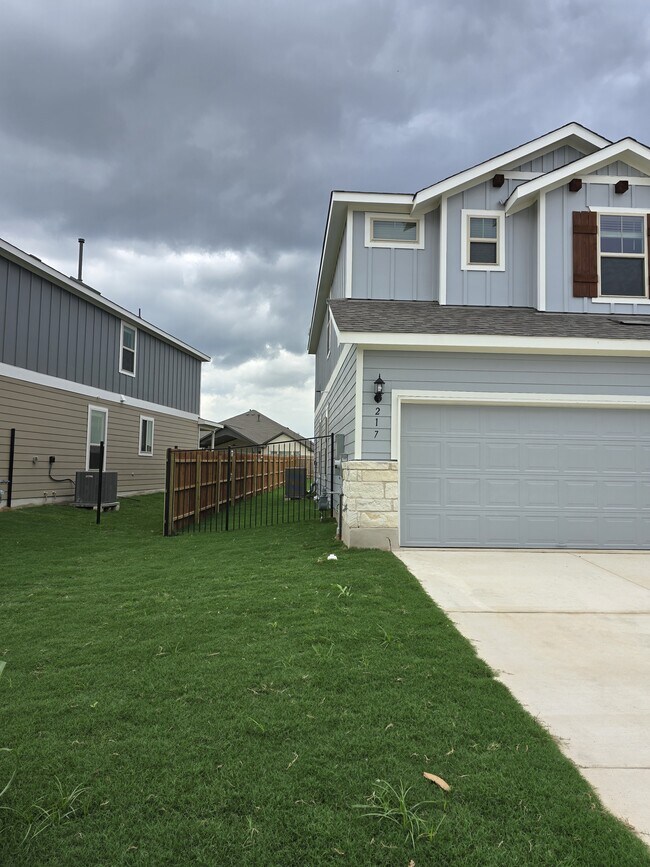 217 Redonda Dr in Liberty Hill, TX - Building Photo - Building Photo