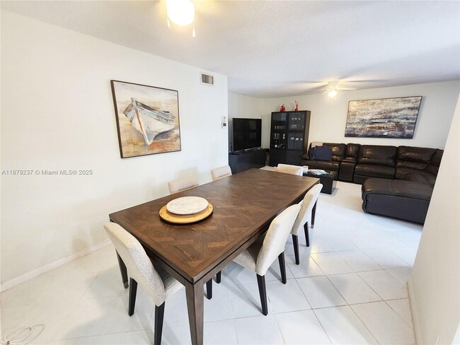 580 Egret Dr, Unit 322 in Hallandale Beach, FL - Foto de edificio - Building Photo