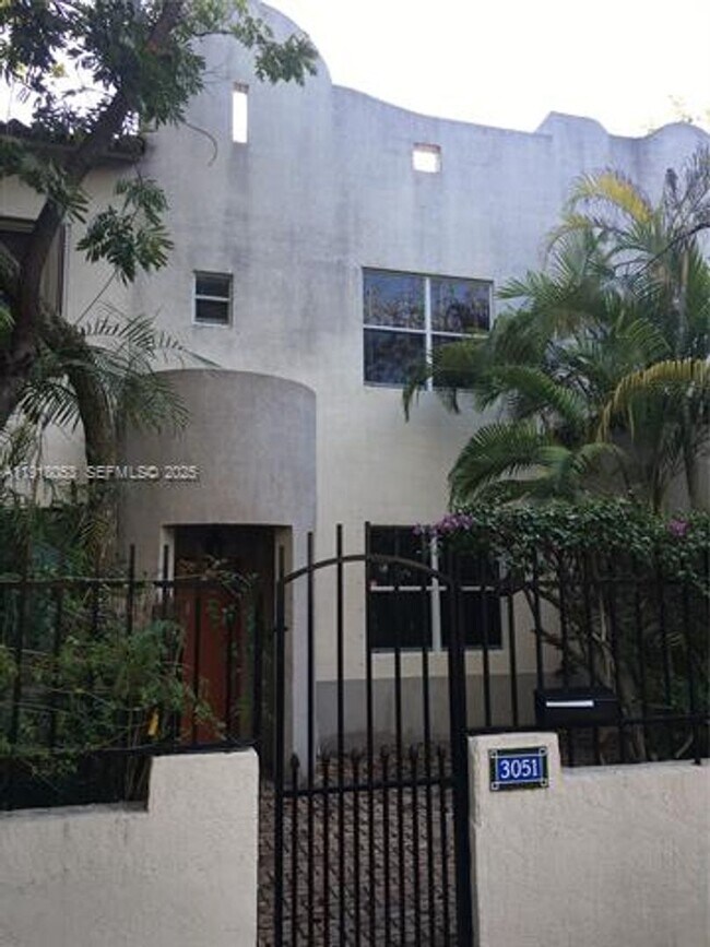 3051 Center St in Miami, FL - Building Photo - Building Photo