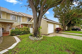 2703 Maplewood Dr in West Palm Beach, FL - Foto de edificio - Building Photo