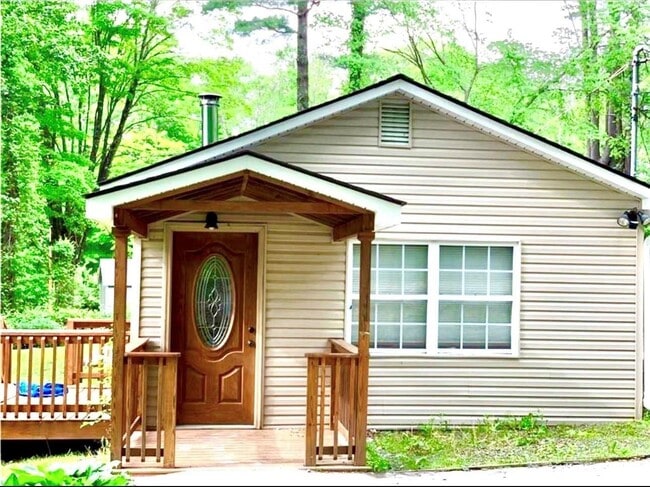 property at 6 Farmingdale Ln