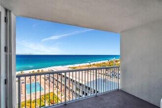 5401 Collins Ave, Unit 431 in Miami, FL - Building Photo - Building Photo