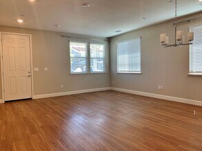 925 Fulton Way in Hollister, CA - Building Photo - Building Photo