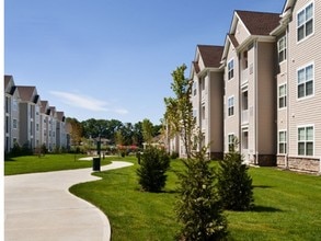 Laurel Green in Mount Laurel, NJ - Foto de edificio - Building Photo