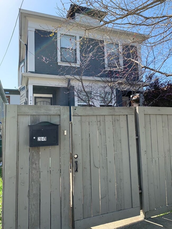 2849-2851 Helen St in Oakland, CA - Foto de edificio - Building Photo