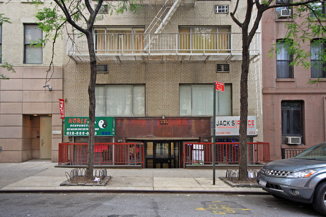 235 E 51st St in New York, NY - Building Photo - Building Photo