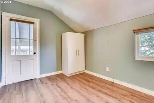 614 11th St in Oregon City, OR - Building Photo