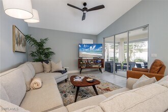 1511 Whispering Oaks Cir in Naples, FL - Foto de edificio - Building Photo