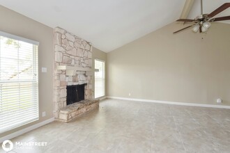 7555 Lincoln Village Dr in San Antonio, TX - Building Photo - Building Photo