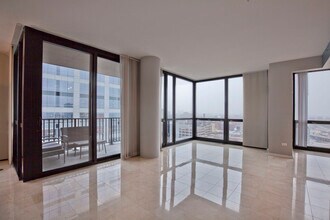 210 S Desplaines St in Chicago, IL - Building Photo - Building Photo