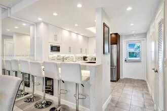 450 Paradise Isle Blvd in Hallandale Beach, FL - Building Photo - Building Photo