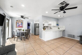 14334 Alderwood Rd in Lake Hughes, CA - Building Photo - Building Photo