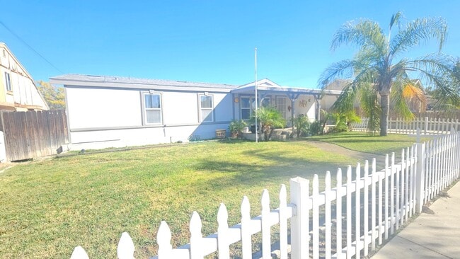 131 N San Jacinto Ave in San Jacinto, CA - Building Photo - Building Photo