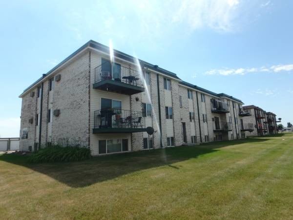 Hidden Creste in Moorhead, MN - Foto de edificio