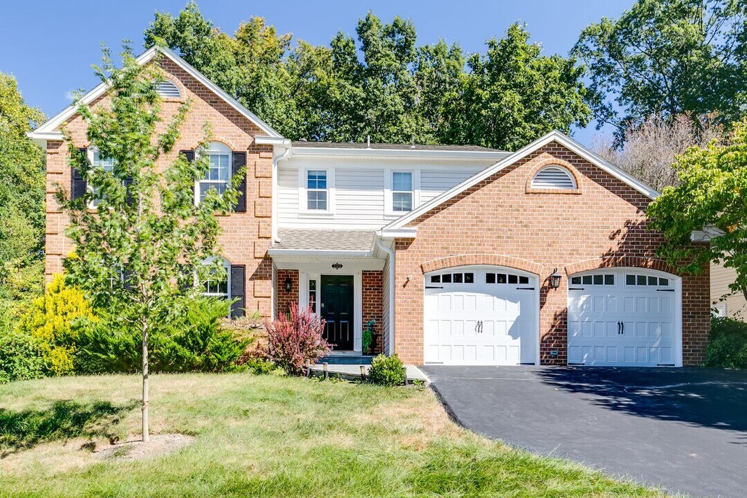 12010 Sugarland Valley Dr in Herndon, VA - Building Photo